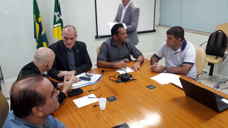Prefeito participa de reunião para tratar sobre trabalho de resgate de vítimas de naufrágio